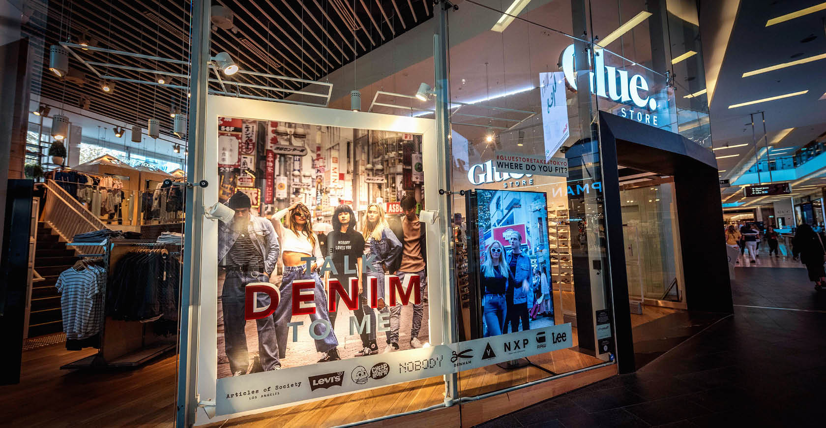 2018_Dashing_Glue-Store_Window-Display_Denim_POS_BJ_LR_1680x580-min